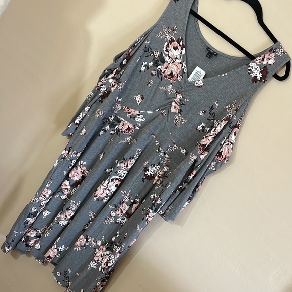 Torrid size 5/ 5X/ 28 GREY FLORAL JERSEY SKATER DRESS - Picture 10 of 12
